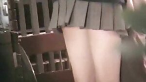 Η σέξι Λατίνα παίρνει μια μπουκιά σκληρού κόκορα καθώς πιπιλάει