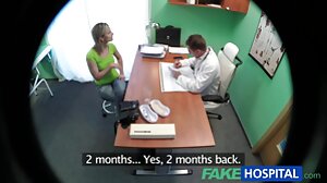Ο γέρος γιατρός γαμάει τον σέξι ασθενή στο τραπέζι των εξετάσεων